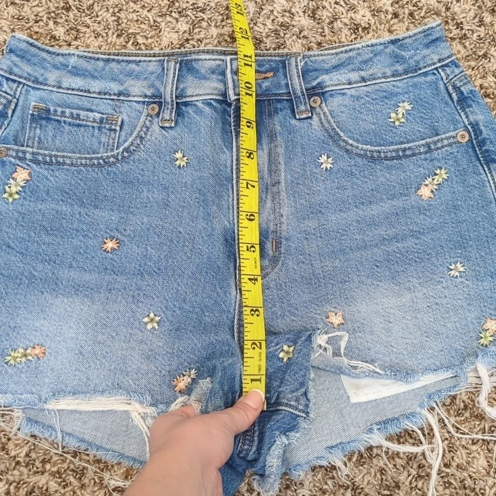 American Eagle bue floral embroidered high rise denim cut off mom shorts - Picture 5 of 11